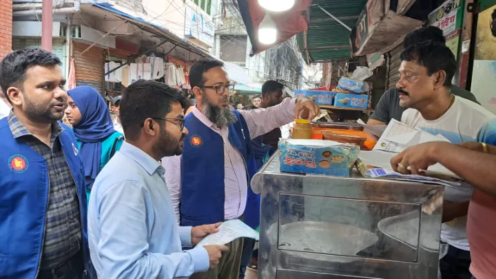 রাজশাহীতে বিএসটিআই’র অনুমোদনবিহীন দই-মিষ্টি বিক্রেতাকে জরিমানা